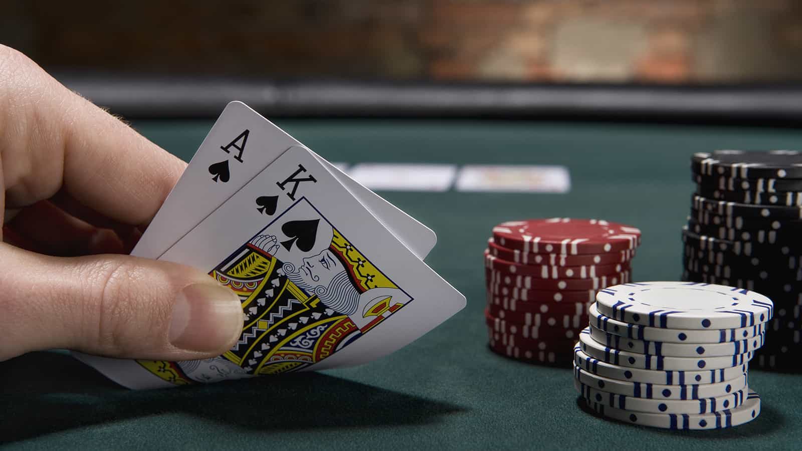Những tình huống thuận lợi để bạn tiến hành bluff bài trong poker.